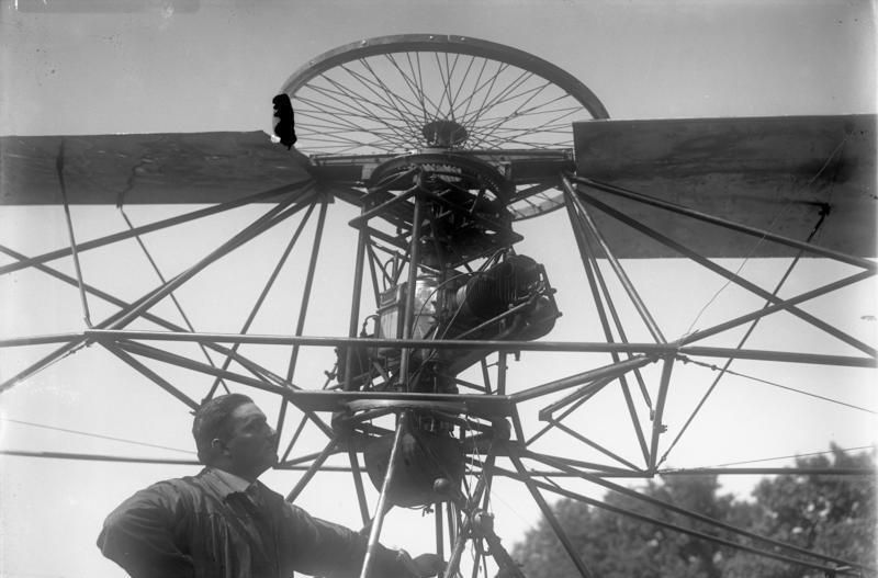 File:Bundesarchiv Bild 102-12440, Rotationsflugzeug beim Senkrechtstart.jpg