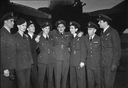 File:Canadian Mosquito squadron crews SUK11799A.JPG