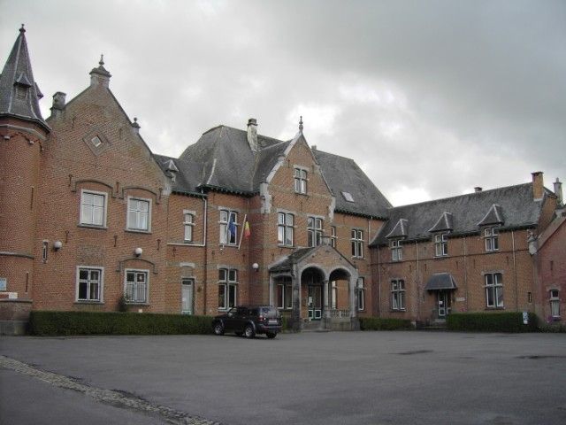 File:Château Roseraie-vue avant.jpg