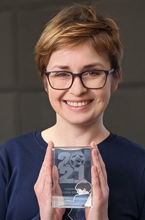 File:Karolina Głowacka z nagrodą Podkaster-2021.jpg