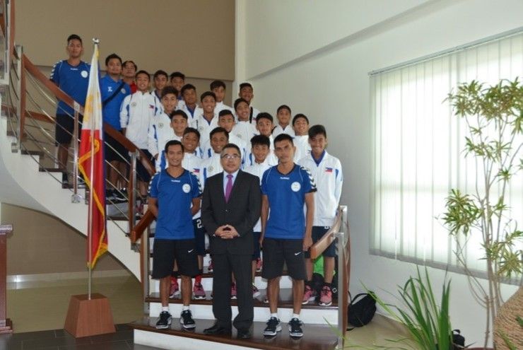 File:Philippines U14 w Chieffy Caligdong.jpg