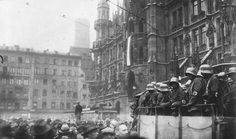 File:Bundesarchiv Bild 119-1486, Hitler-Putsch, München, Marienplatz.jpg