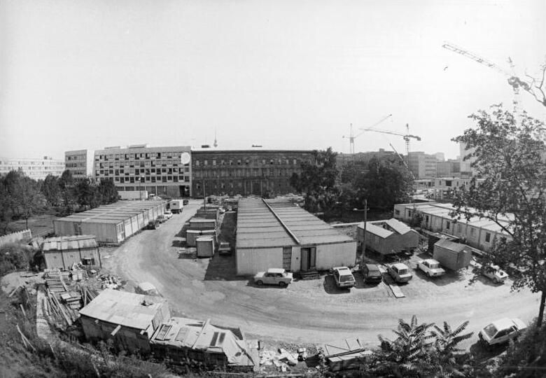 File:Bundesarchiv Bild 183-1990-0917-300, Berlin, Pariser Platz, Baustofflager.jpg