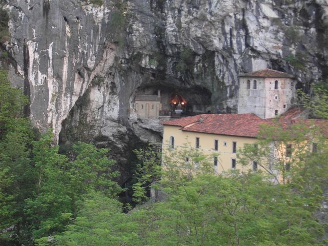 File:Cueva de Santa María - Covadonga.JPG