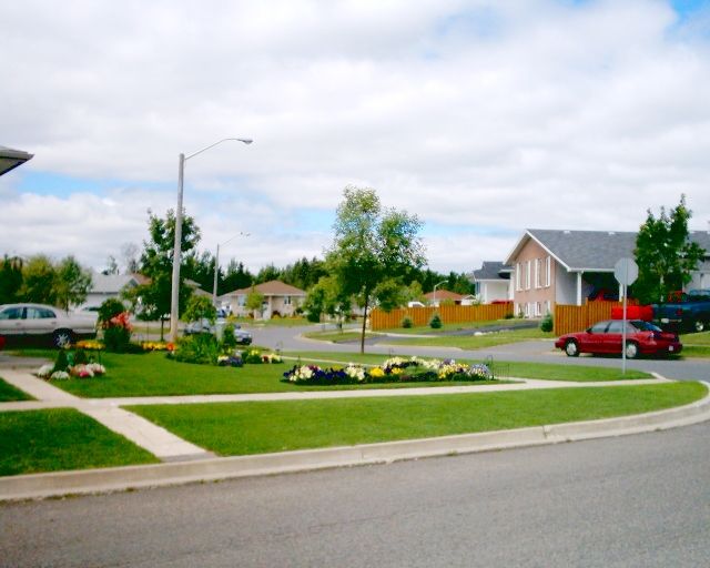 File:Mayflower Drive Thunder Bay.jpg