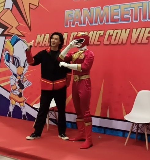 File:Noboru Kaneko with a GaoRed cosplayer.jpg