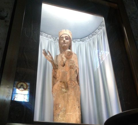 File:Pereto RoccaDiBotte Statua lignea Madonna dei Bisognosi.jpg