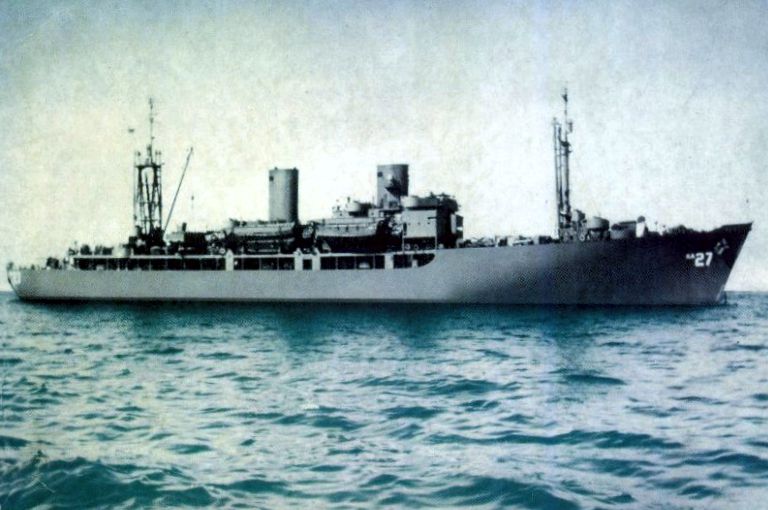 File:USS Devosa (AKA-27) in 1945.jpg