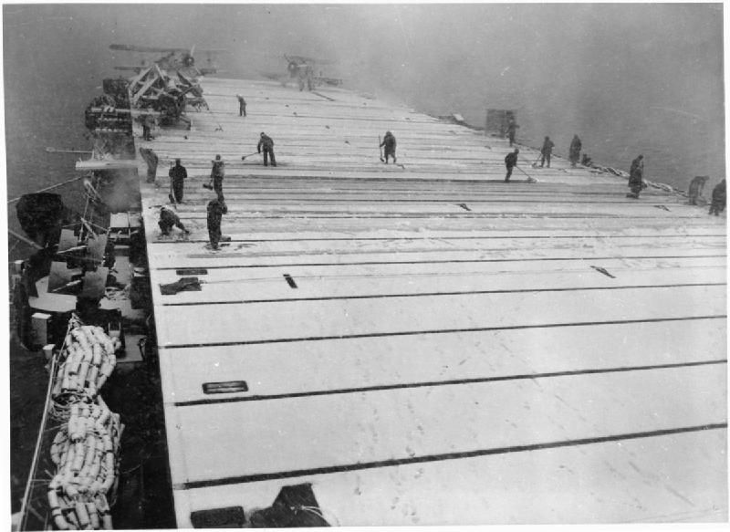 File:HMS Fencer clearing snow.jpg