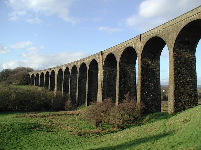 File:Hewenden Viaduct - geograph.org.uk - 358906.jpg