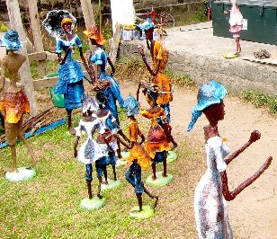 File:Makoumbou sculptures.jpg