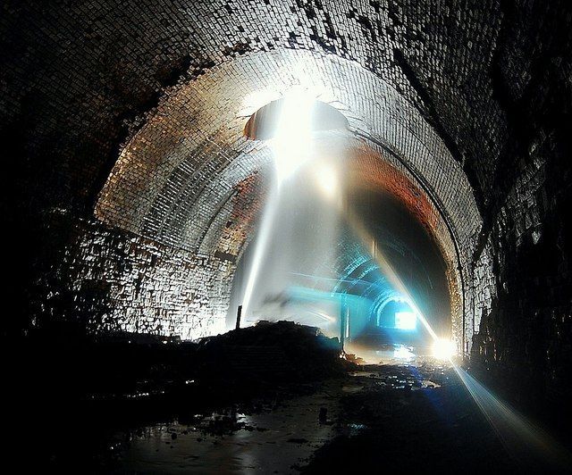 File:Queensbury tunnel - geograph.org.uk - 1018948.jpg