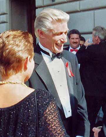 File:Richard Mulligan at the 1991 Emmy Awards2.jpg