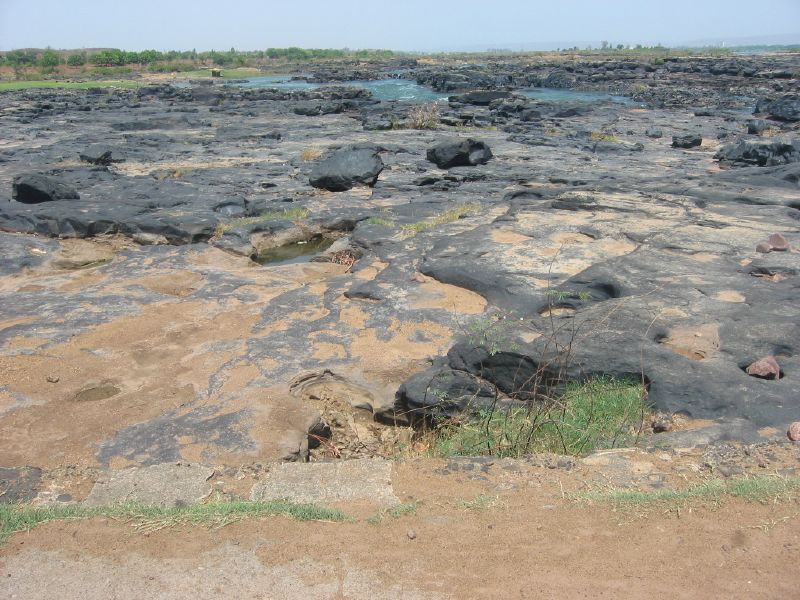 File:The Niger riverbed in the dry season.jpg