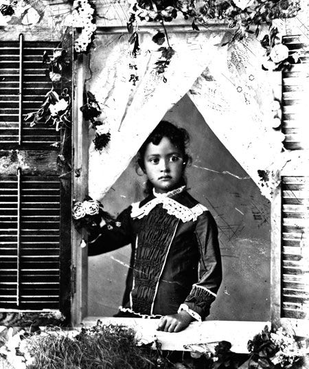 File:Young Kaiulani at Window.jpg