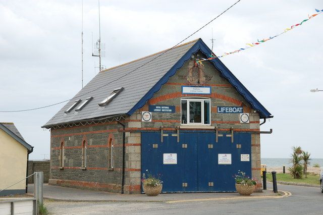 File:Lifeboathouse, Courtown - geograph.org.uk - 329178.jpg