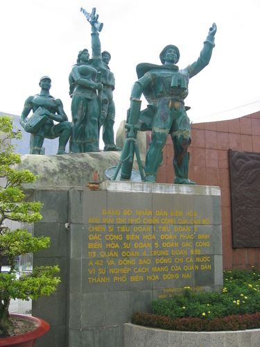 File:PAVN victory monument Bien Hoa.jpg