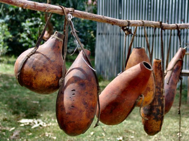 File:Pots for sale in Kenya.jpg