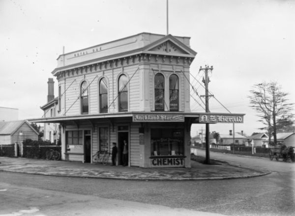 File:Royal Oak Roundabout In 1910.jpg