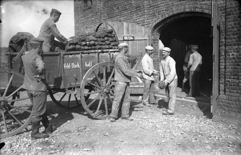 File:Bundesarchiv Bild 104-0509, Wervik, Verladen von Brot.jpg