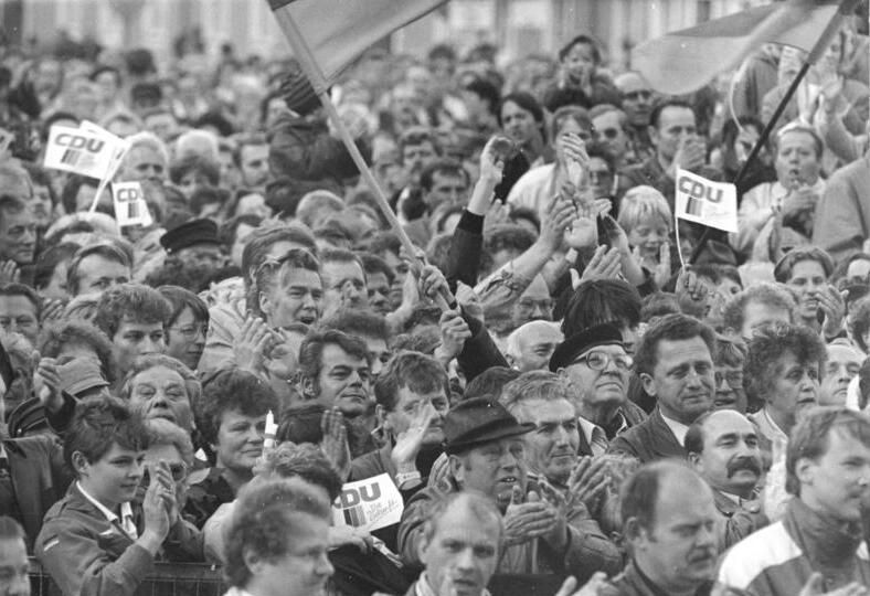 File:Bundesarchiv Bild 183-1990-0925-024, Dessau, CDU-Wahlkundgebung, Publikum.jpg