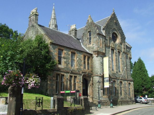 File:Burgh Hall Dunoon.jpg