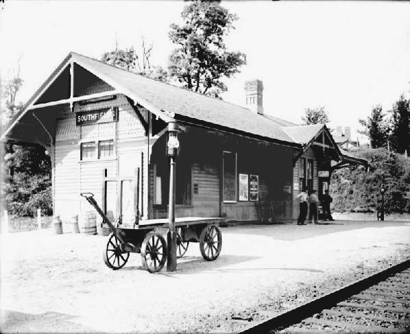 File:Southfields Station.jpg