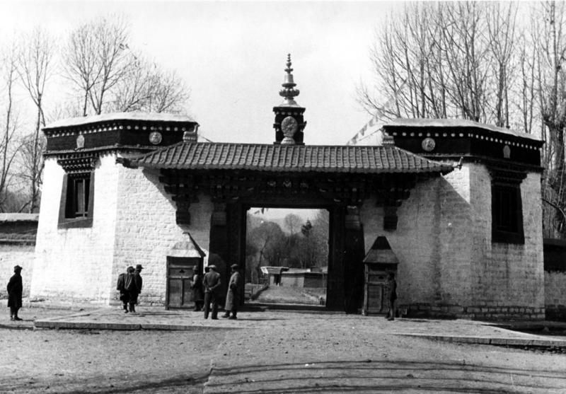 File:Bundesarchiv Bild 135-S-13-13-22, Tibetexpedition, Lhasa, Eingangsportal.jpg