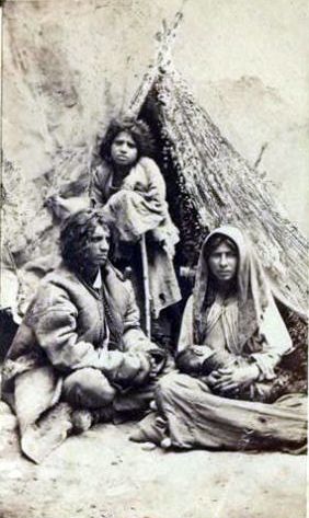 File:Familie de ţigani cu doi copii.jpg