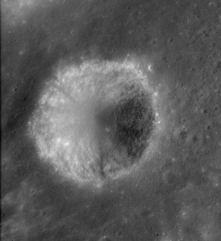 File:Ching-Te crater AS17-P-2757.jpg