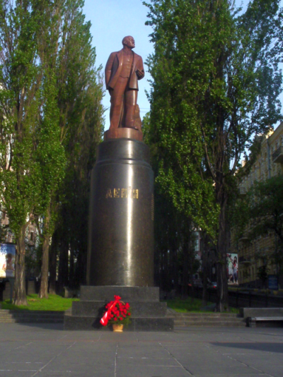 File:Lenin moniment in kiev.png