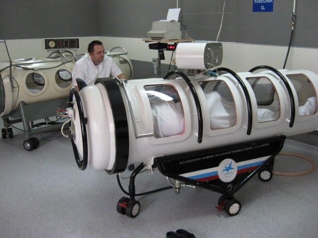 File:Monoplace hyperbaric chamber.jpg