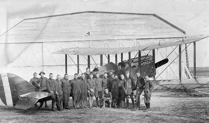 File:Benbrook Field - Cadets - 1918.jpg