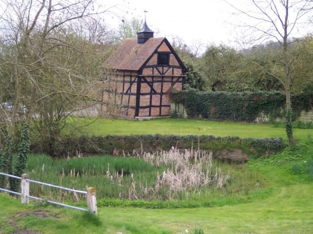 File:Eldersfield Village Pond.jpg