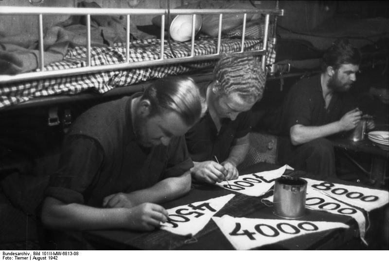 File:Bundesarchiv Bild 101II-MW-6813-08, U-132, Besatzung malt Tonnagewimpel.jpg