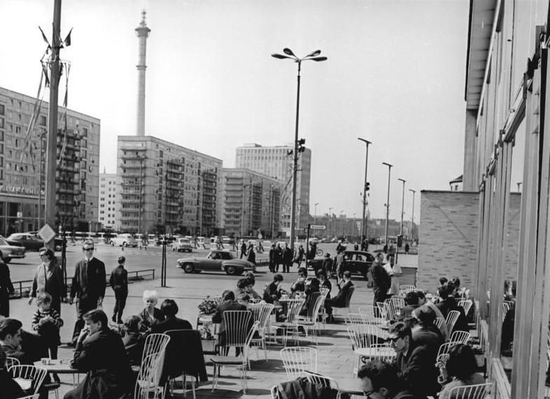 File:Bundesarchiv Bild 183-F0416-0025-001, Berlin, Karl-Marx-Allee, Milchbar, Terrasse.jpg