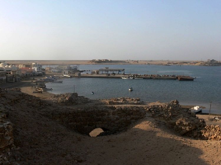 File:Kamaran pier and town.jpg