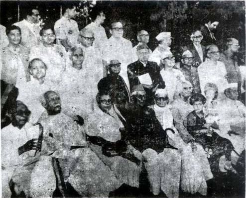 File:Mahadevi Verma (group photo).jpg