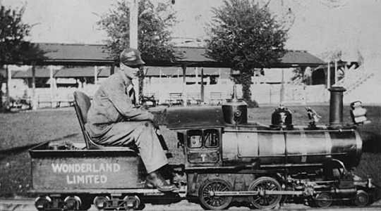 File:Miniature train at Wonderland Amusement Park, Minneapolis.jpg