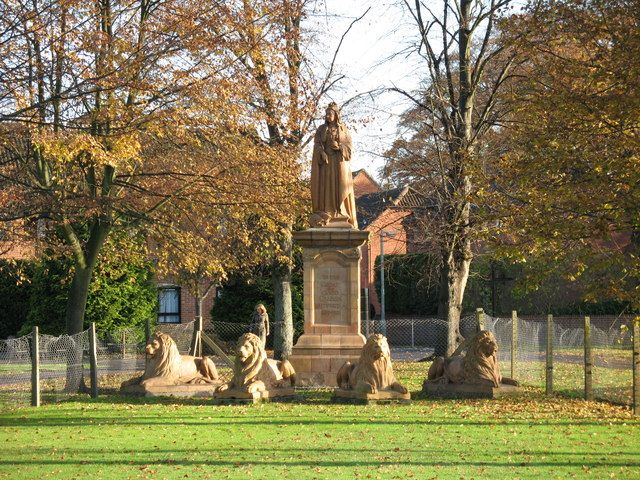 File:Queen Victoria's Statue, Victoria Park.jpg