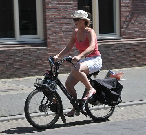 File:Woman on Velosolex.jpg