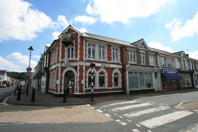 File:Ystradgynlais Town, Junction.jpg