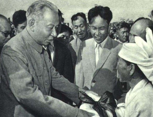 File:1963-11 1963 刘少奇访问朝鲜 崔庸健陪同.jpg