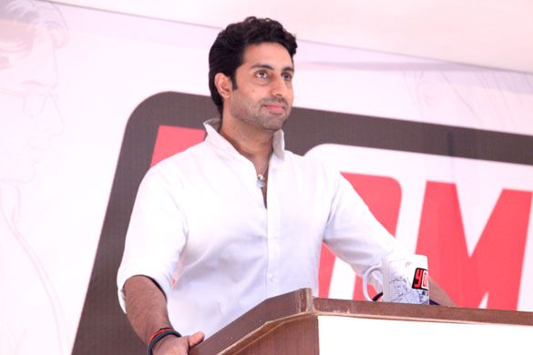 File:Abhishek Bachchan launch 'YOMICS' 02.jpg