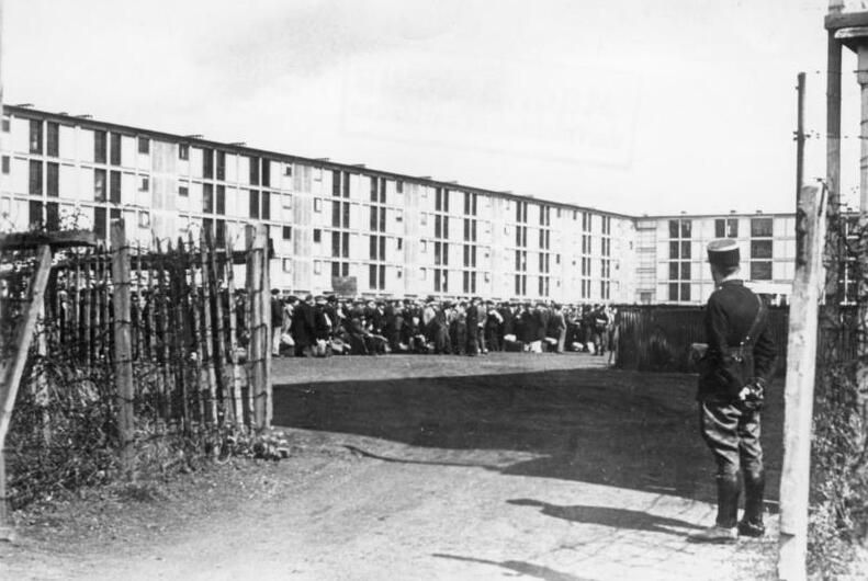 File:Bundesarchiv Bild 183-B10919, Frankreich, Internierungslager Drancy.jpg