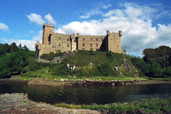 File:Dunvegan Castle.jpg