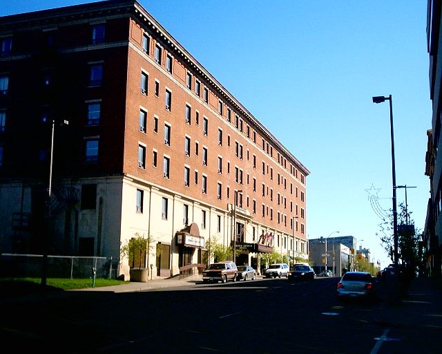 File:Prince Arthur Hotel and Suites Thunder Bay.jpg