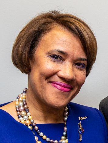 File:Secretary Carson Visits Flint, Michigan (42879010554) (cropped).jpg