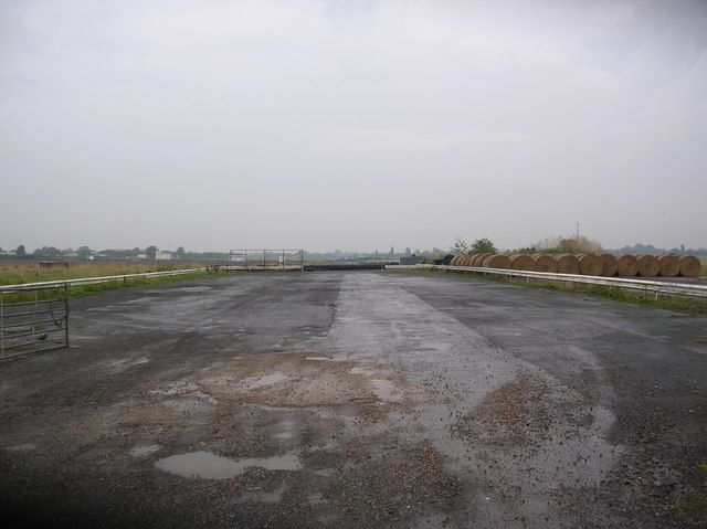 File:Tockwith runway - geograph.org.uk - 249118.jpg