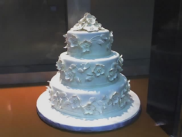 File:Winter Wedding Cake.jpg